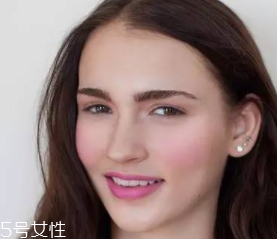 腮紅和口紅如何搭配？色彩不要太多