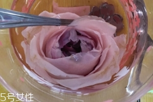 墨紅玫瑰泡出來的顏色 淡黃色更天然健康 墨紅玫瑰泡出來的顏色 淡黃色更天然健康