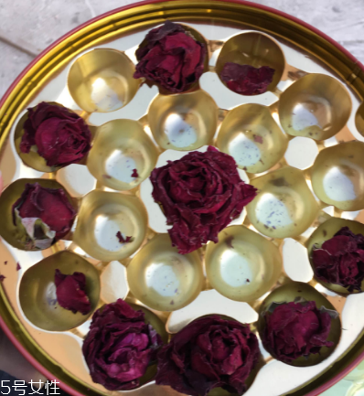 墨紅玫瑰泡出來的顏色 淡黃色更天然健康 墨紅玫瑰泡出來的顏色 淡黃色更天然健康