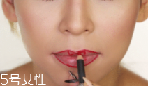 橢圓形嘴唇怎么涂口紅？勾勒唇線讓唇形完美