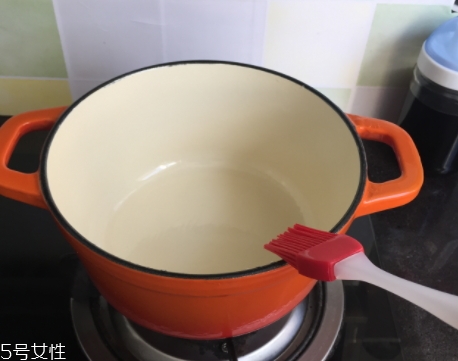 琺瑯鍋和玻璃鍋哪個(gè)好？附上用琺瑯鍋燒菜過程