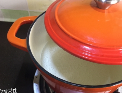 琺瑯鍋和玻璃鍋哪個(gè)好？附上用琺瑯鍋燒菜過程