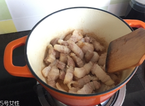 琺瑯鍋和玻璃鍋哪個(gè)好？附上用琺瑯鍋燒菜過程