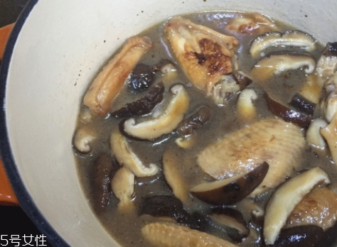 琺瑯鍋和玻璃鍋哪個(gè)好？附上用琺瑯鍋燒菜過程