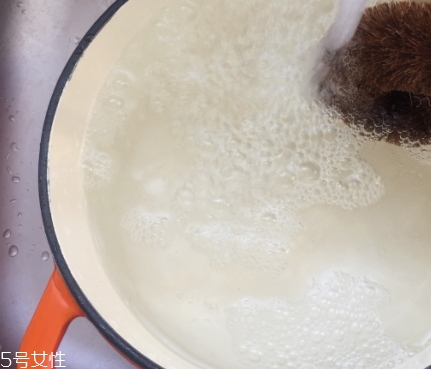 琺瑯鍋和玻璃鍋哪個(gè)好？附上用琺瑯鍋燒菜過程