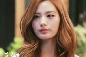 方形臉適合什么發(fā)型？卷曲長發(fā)柔和臉部輪廓