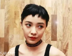 方形臉適合什么發(fā)型？卷曲長發(fā)柔和臉部輪廓