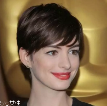 方形臉適合什么發(fā)型？卷曲長發(fā)柔和臉部輪廓