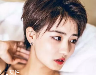 方形臉適合什么發(fā)型？卷曲長發(fā)柔和臉部輪廓