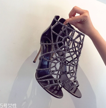 sergio rossi鞋子偏碼嗎？游走時尚尖端