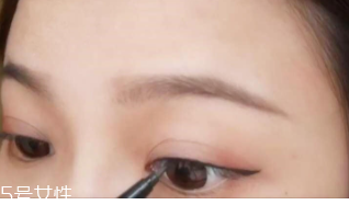 眼線畫歪了怎么辦？干脆暈成煙熏妝