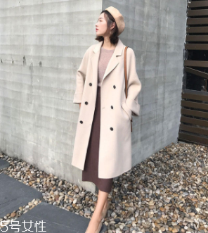 白領(lǐng)女性赴約穿什么好？長款氣質(zhì)大衣有格調(diào)和氣質(zhì)