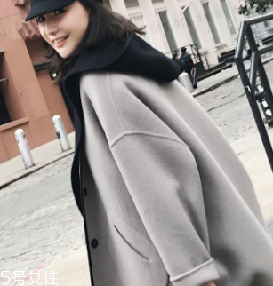 白領(lǐng)女性赴約穿什么好？長款氣質(zhì)大衣有格調(diào)和氣質(zhì)