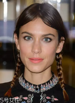 長臉適合什么樣的燙發(fā)？大波浪長發(fā)溫柔睿智