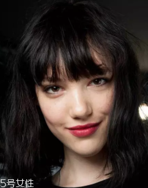 長臉適合什么樣的燙發(fā)？大波浪長發(fā)溫柔睿智