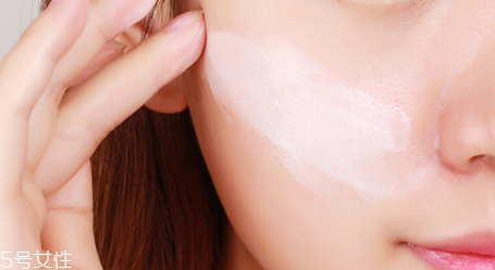 素顏霜和氣墊bb哪個好用？自然底妝就靠它