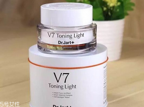 素顏霜和氣墊bb哪個好用？自然底妝就靠它