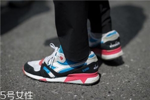 運動鞋不防滑怎么辦？一盒創(chuàng)可貼就能解決