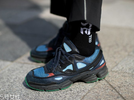 運(yùn)動(dòng)鞋不能水洗怎么辦？濕抹布輕微擦拭