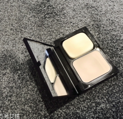 雅詩蘭黛粉餅哪款好？補妝定妝的神器