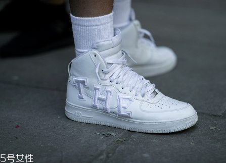 運(yùn)動(dòng)鞋一定要穿襪子嗎？最好是穿上襪子