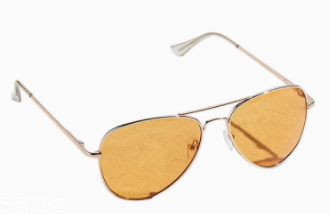 墨鏡顏色怎么選？暗紫色透明墨鏡更受青睞