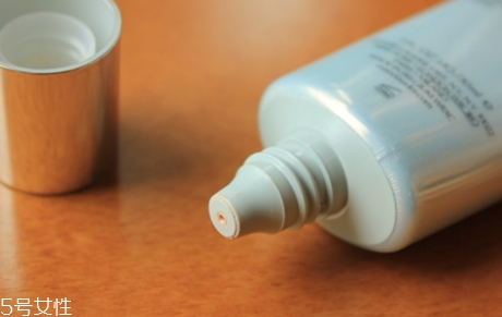 雅詩蘭黛bb霜好用嗎？持久力遮瑕力up