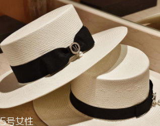 戴什么帽子顯臉?。繉掗苊弊屇樋雌饋硇?></p><p>深色禮帽，柔和的帽頂弧線，給人視覺上圓潤的感覺。這樣的寬檐帽很適合搭配民族風(fēng)、國風(fēng)的衣裙，它比較低調(diào)，謙和，包容，這是柔和造型的寬檐帽給人的特殊觀感。</p><p style=