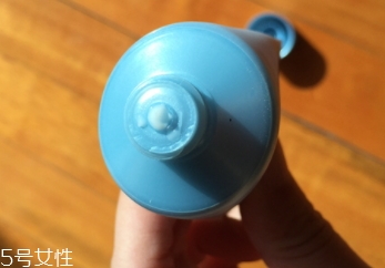 雅詩蘭黛卸妝乳怎么用？