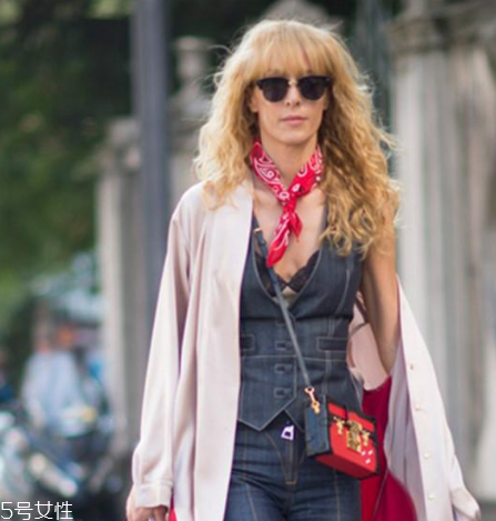 絲巾怎么搭配衣服？優(yōu)雅范兒盡顯