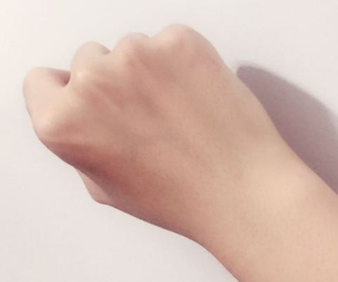 雅詩蘭黛微精華噴霧怎么用？