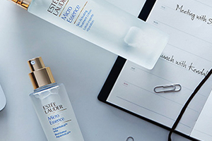 雅詩蘭黛微精華噴霧怎么用？