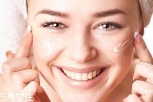 隔離霜可以直接涂在臉上嗎？要用補(bǔ)水產(chǎn)品打底才好