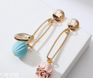 方臉戴什么帽子好看？戴上這三件你臉就不方了