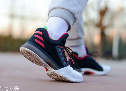 運(yùn)動(dòng)鞋網(wǎng)面發(fā)黃怎么辦？用牙膏輕松解決