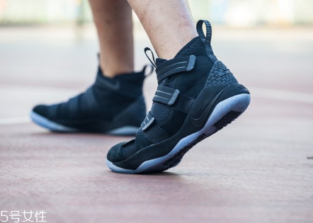 運動鞋網(wǎng)面有污垢洗不掉怎么辦？