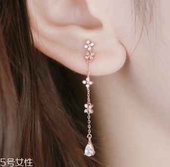 2018情人節(jié)戴什么東西好看？用精巧飾品讓他向你靠近