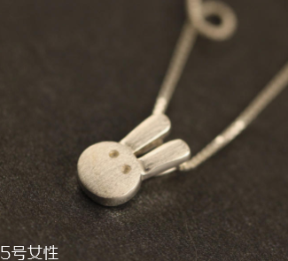 2018情人節(jié)戴什么東西好看？用精巧飾品讓他向你靠近