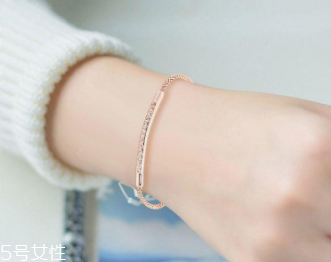 2018情人節(jié)戴什么東西好看？用精巧飾品讓他向你靠近