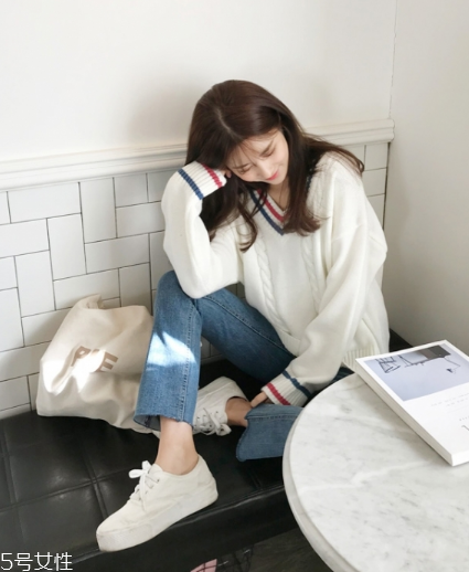 毛衣搭配牛仔褲好看嗎？打造春日慵懶范兒