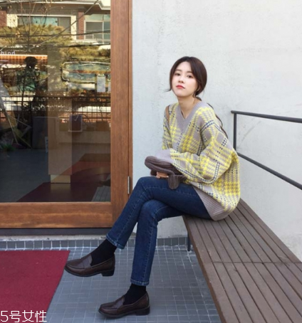 毛衣搭配牛仔褲好看嗎？打造春日慵懶范兒