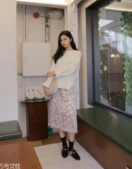 碎花長裙搭配什么上衣？復古或優(yōu)雅隨意切換