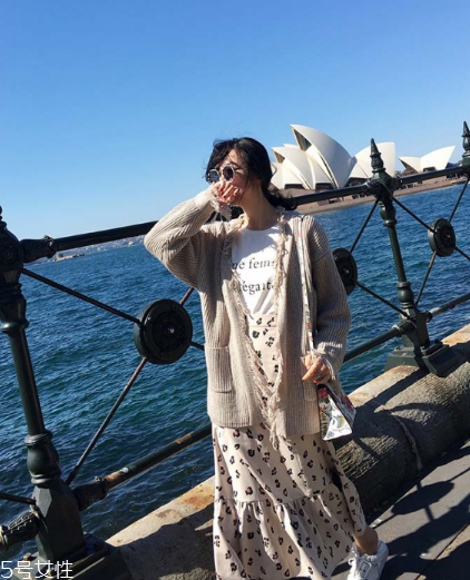 碎花長裙搭配什么上衣？復古或優(yōu)雅隨意切換