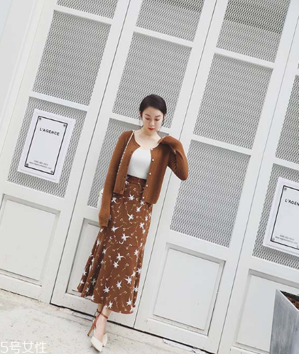 碎花長裙搭配什么上衣？復古或優(yōu)雅隨意切換