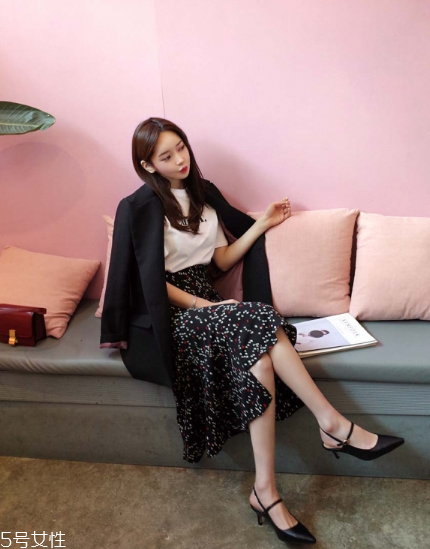 碎花長裙搭配什么上衣？復古或優(yōu)雅隨意切換