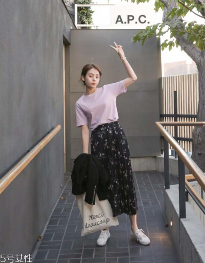 碎花長裙搭配什么上衣？復古或優(yōu)雅隨意切換