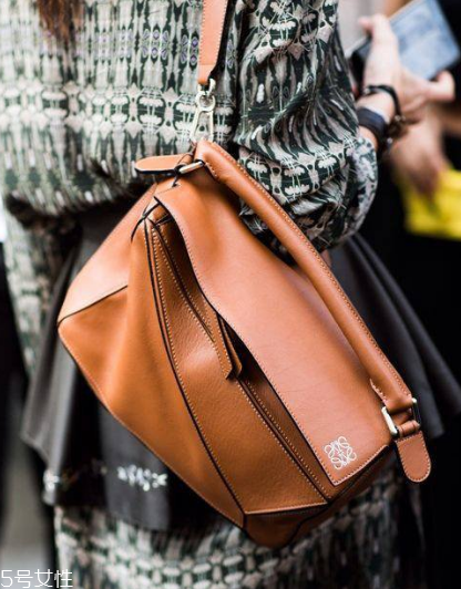 loewe是幾線品牌？時尚界的it bag