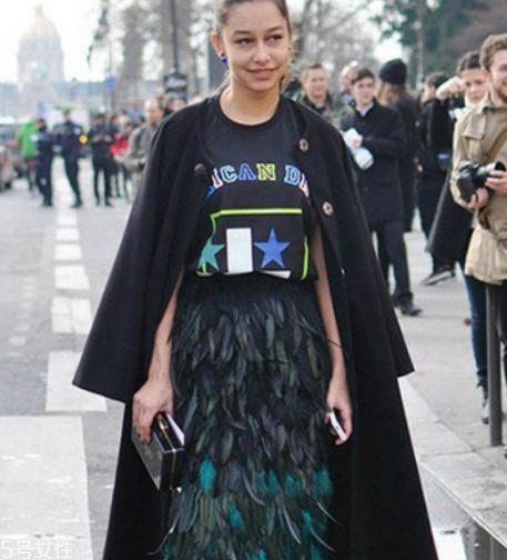 羽毛裙怎么搭配？浪漫飄逸造型首選