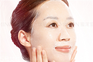 面膜敷多長(zhǎng)時(shí)間為好？干燥的肌膚及時(shí)補(bǔ)水