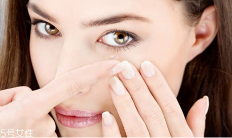 美瞳一天戴多長時間？美瞳的正確佩戴方法